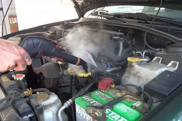 Có Nên Rửa Máy Xe Ô Tô Không?