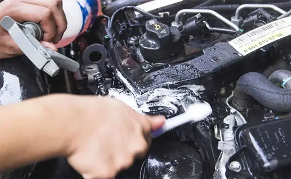 Bước 5: Dùng Chổi Mềm Lau Nhẹ Bề Mặt Khoang Động Cơ