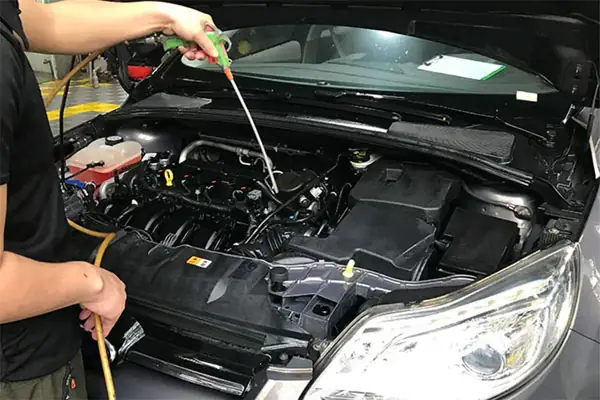 Bước 7: Xịt Khô Và Lau Khô Bằng Khăn Vải Mềm