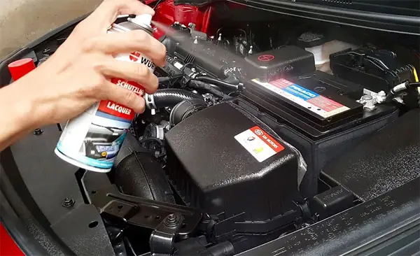 Bước 4: Phun Dung Dịch Tẩy Rửa Đa Năng Lên Khoang Động Cơ