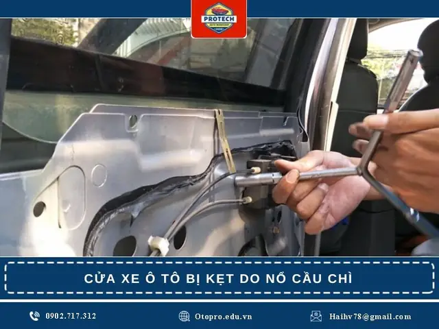 Cửa Xe Ô Tô Bị Kẹt Do Nổ Cầu Chì