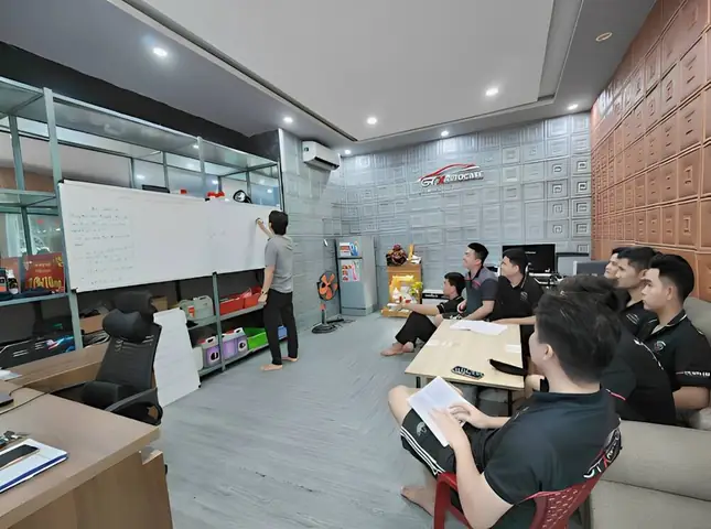 Nghề Độ Xe Ô Tô: Từ Đam Mê Đến Thu Nhập Hấp Dẫn 2025