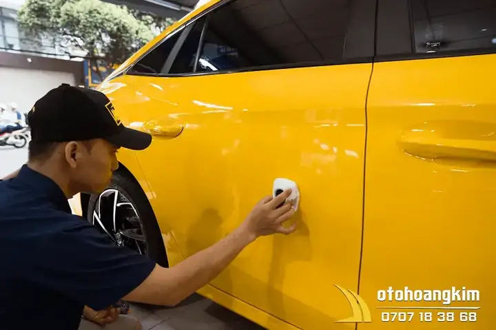 Dán Keo Trong Hay Phủ Ceramic Cho Ô Tô?