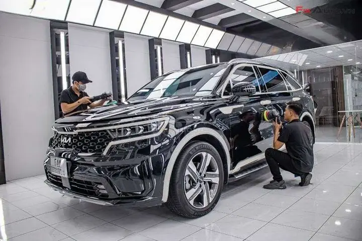 Dán Logo Trên Xe Ô Tô Để Làm Gì? Lợi Ích, Cách Dán & Những Lưu Ý Quan Trọng