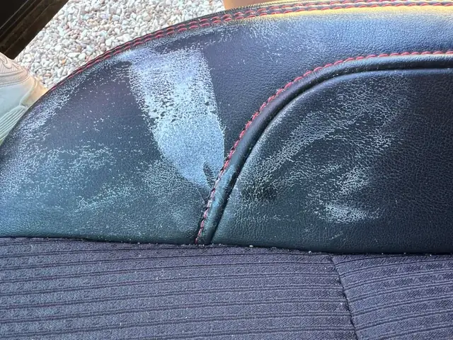 Dán Logo Trên Xe Ô Tô Để Làm Gì? Lợi Ích, Cách Dán & Những Lưu Ý Quan Trọng