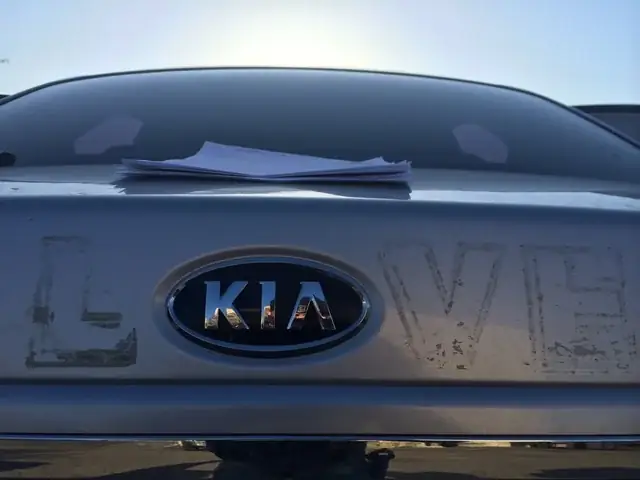 Dán Logo Trên Xe Ô Tô Để Làm Gì? Lợi Ích, Cách Dán & Những Lưu Ý Quan Trọng