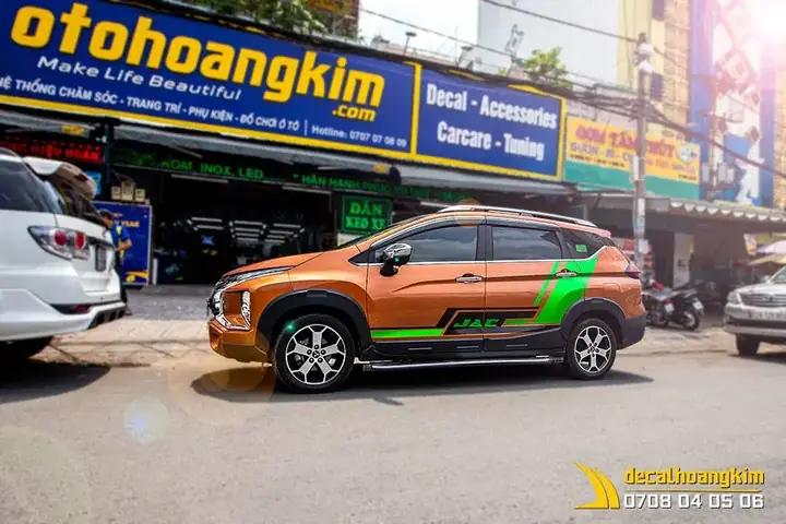 Tem Sườn Phong Cách Thể Thao Xe 7 Chỗ