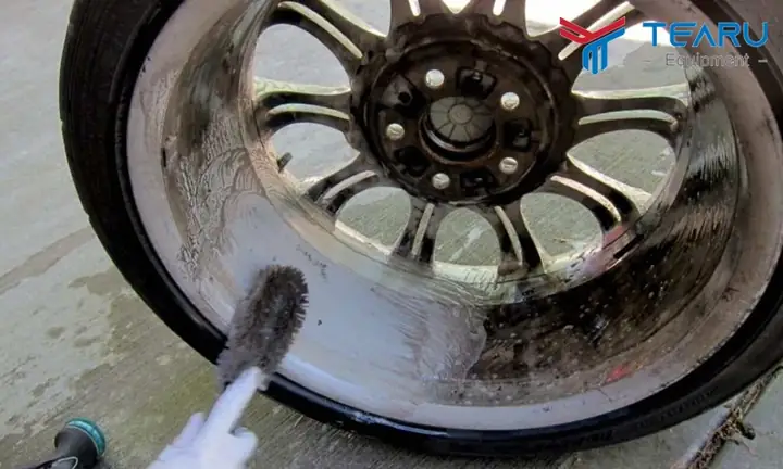 Kết Hợp Dung Dịch Tẩy Rửa Để Đánh Bóng Mâm Xe