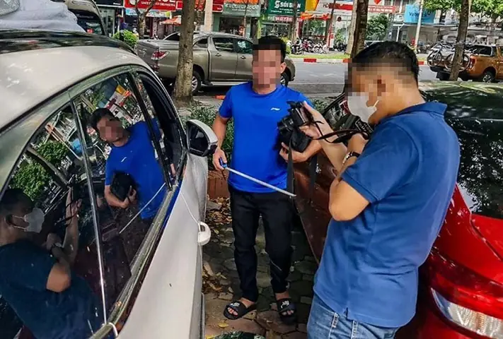 Lực Lượng Chức Năng Khám Nghiệm Hiện Trường Vụ Đập Vỡ Kính Xe Ô Tô Trên Địa Bàn Phường Văn Quán