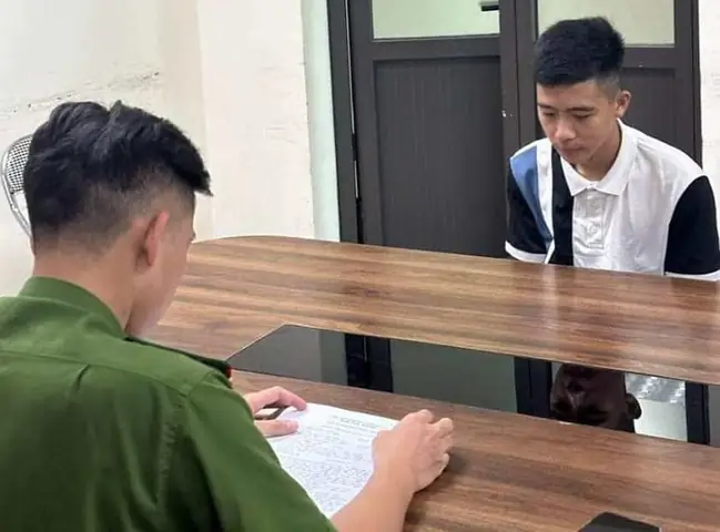 Cảnh Sát Đưa Nghi Phạm Đập Vỡ Kính Xe Ô Tô Về Cơ Quan Công An Làm Rõ