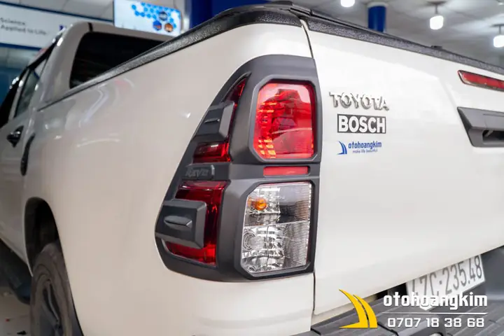 Đặc Điểm Viền Đèn Sau Hilux 2020 Đen