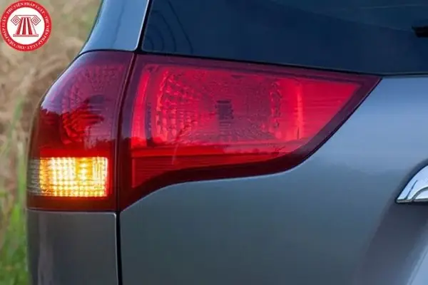 Xe Ô Tô Khi Lùi Xe Có Cần Phải Bật Đèn Xi Nhan Không?