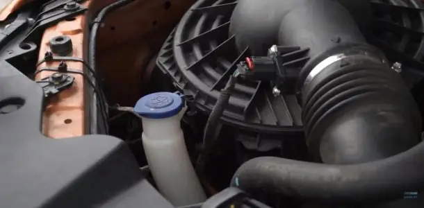 Đổ Nước Rửa Kính Bao Nhiêu Là Đủ?