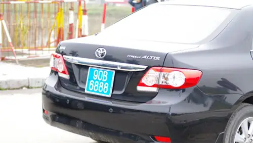 A)biển Số Xe Có Nền Màu Xanh, Chữ Số Màu Trắng Và Sêri Biển Số