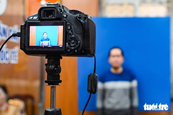 Ngày Đầu Công An Hà Nội Cấp, Đổi Giấy Phép Lái Xe: Người Dân Bất Ngờ Vì... Quá Nhanh - Ảnh 9.