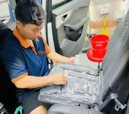 Tại Sao Cần Dọn Nội Thất Xe Hơi Định Kỳ