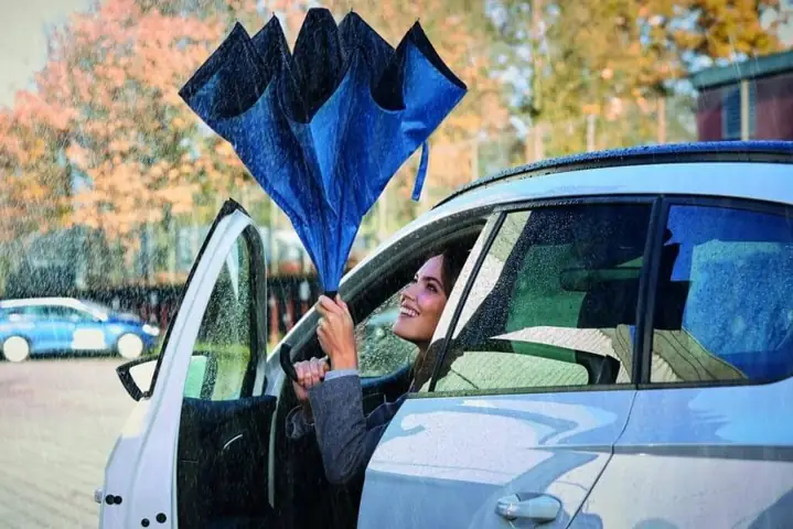 Dù Đi Mưa Ô Tô Là Gì? Có Khác Gì So Với Dù Thường?