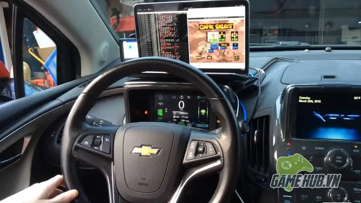 Game Thủ Dị Vừa Sử Dụng Chiếc Xe Của Mình Để Giả Lập Tựa Game Đua Xe Thú Mario Kart 64.