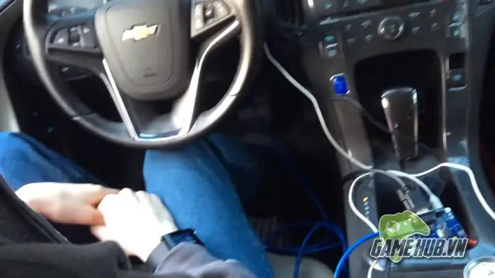 Game Thủ Dị Vừa Sử Dụng Chiếc Xe Của Mình Để Giả Lập Tựa Game Đua Xe Thú Mario Kart 64.