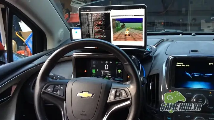 Game Thủ Dị Vừa Sử Dụng Chiếc Xe Của Mình Để Giả Lập Tựa Game Đua Xe Thú Mario Kart 64.