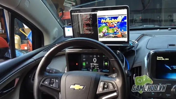 Game Thủ Dị Vừa Sử Dụng Chiếc Xe Của Mình Để Giả Lập Tựa Game Đua Xe Thú Mario Kart 64.