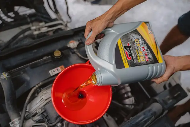 Có Nên Dùng Nhớt Xe Máy Cho Ô Tô? Phân Tích Chuyên Sâu Về Sự Khác Biệt