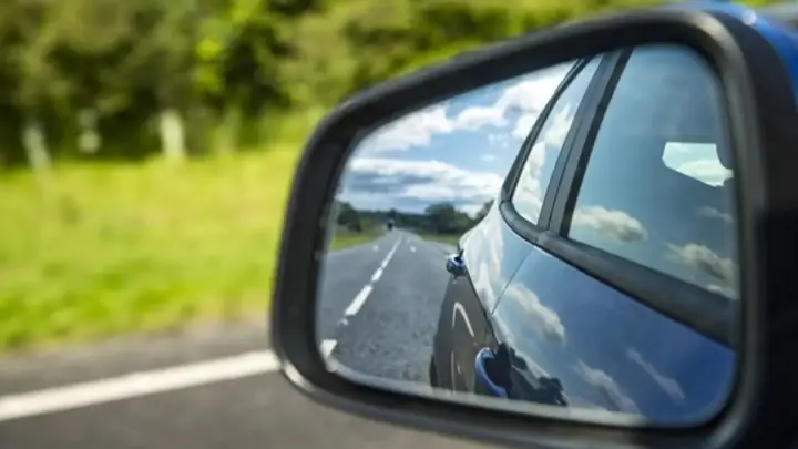 Các yếu tố chính ảnh hưởng đến giá gương chiếu hậu Mercedes C200