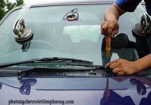 Giá Kính Xe Ô Tô: Bảng Giá Mới Nhất, Các Loại Kính & Cách Tiết Kiệm Chi Phí Thay Thế