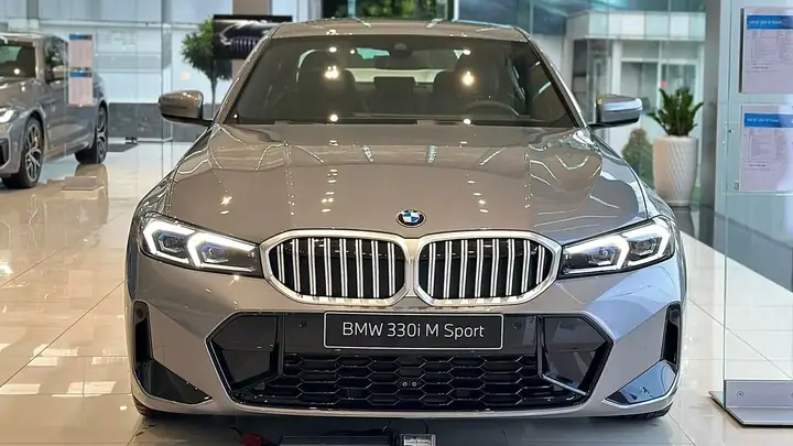 Ngoại Thất Xe Bmw 330i 2025