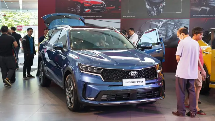 Giá Xe Ô Tô Lăn Bánh Là Gì? Toàn Cảnh Chi Phí Sở Hữu Xe Hơi Tại Việt Nam