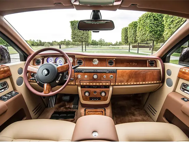 Rolls-royce Phantom Hòa Bình Vinh Quang Gần 100 Tỷ Đồng