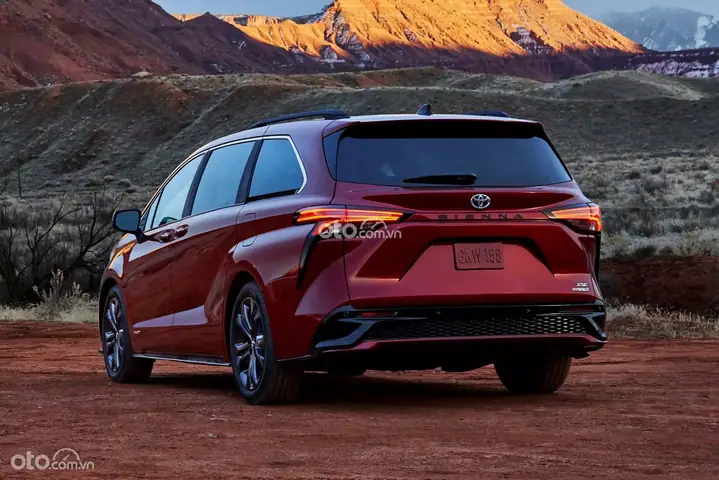 Äuã´i Xe Toyota Sienna 2021.