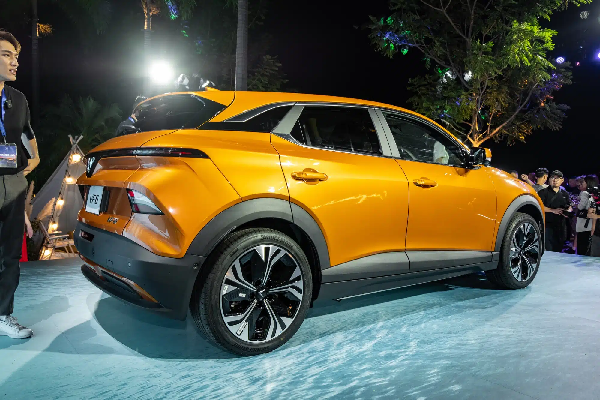 So sánh VinFast VF6 với các đối thủ cạnh tranh trong phân khúc SUV hạng C: Hyundai Tucson, Mazda CX5,...