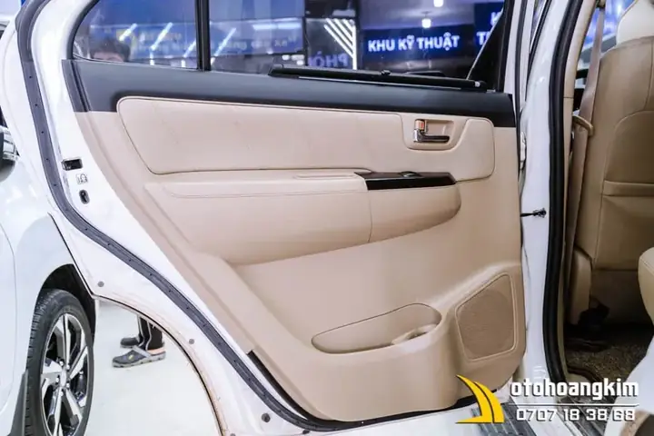 Ron Khung Cửa Ô Tô Là Gì?