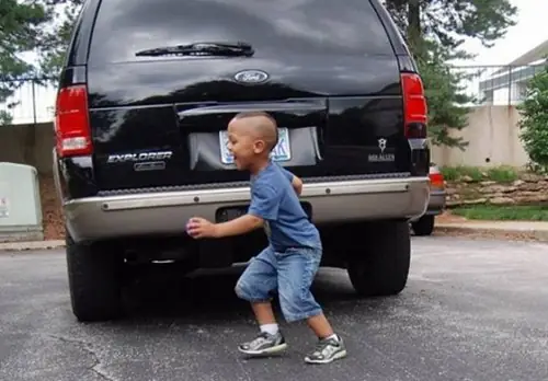 Góc Chữ A Trên Xe Ô Tô: Phía Sau