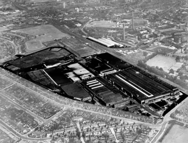 10. Năm 1960 – 1971: Mua Lại Và Đồng Hợp Nhất Với Hãng Ô Tô Khác, Xe Huyền Thoại E-type Ra Mắt