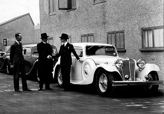 Năm 1934: William Walmsley Bán Hết Cổ Phần Cho Bill Lyons Để Tái Đầu Tư