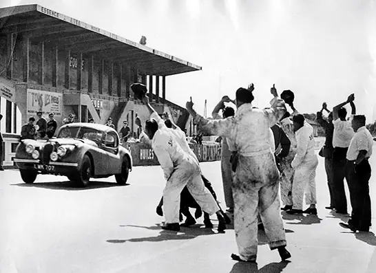 Hãng Xe Ô Tô Jaguar Của Nước Nào