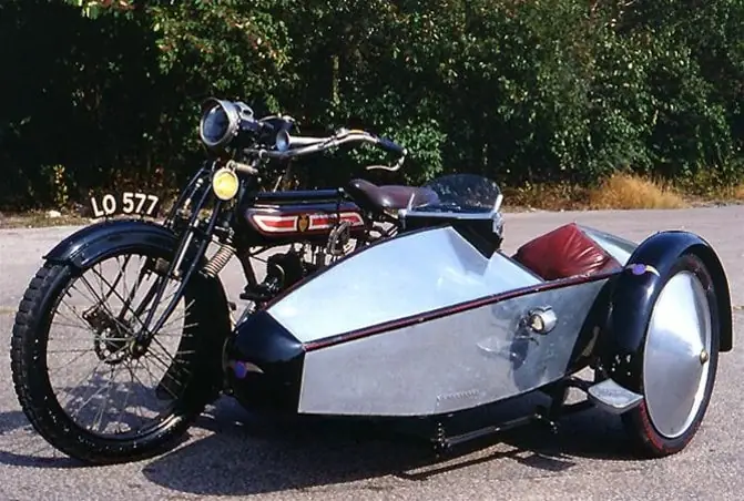 Năm 1923: Sản Phẩm Đầu Tiên – Xe 3 Bánh Với Thân Vỏ Nhôm Dập