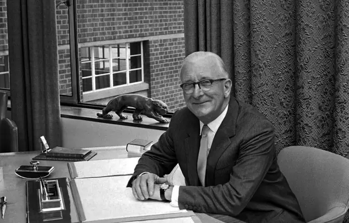 11. Năm 1971 – 1979: Sir William Lyons Nghỉ Hưu, Jaguar Bắt Đầu Phá Sản