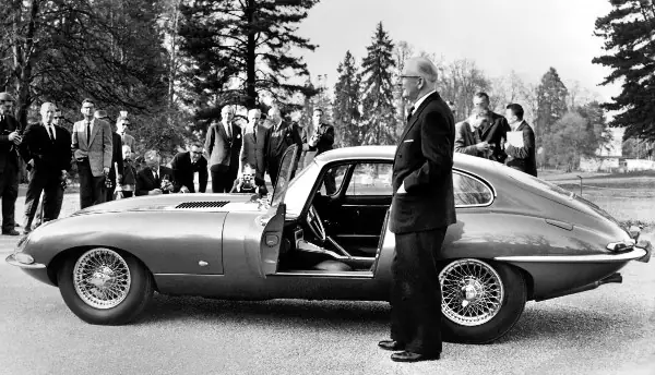 10. Năm 1960 – 1971: Mua Lại Và Đồng Hợp Nhất Với Hãng Ô Tô Khác, Xe Huyền Thoại E-type Ra Mắt