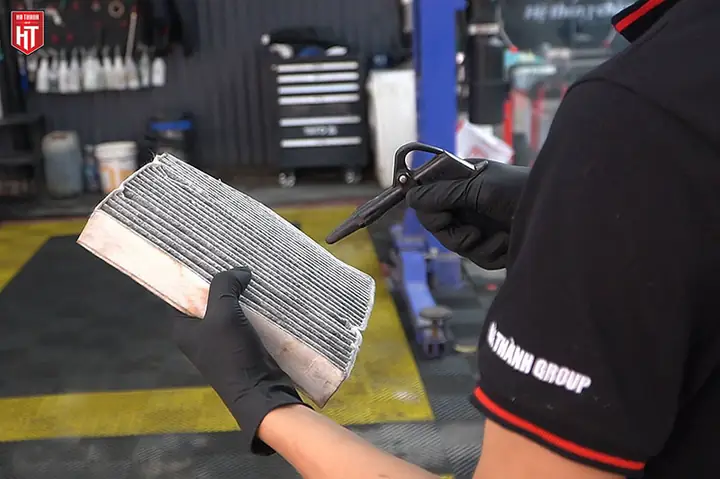 Bước 2: Vệ Sinh Lọc Gió Điều Hòa Ô Tô