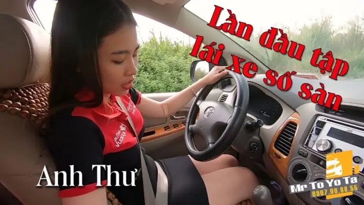 Hình Ảnh Con Gái Lái Xe Ô Tô