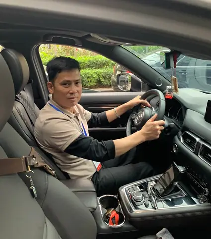 Đàn Ông Hình Ảnh Lái Xe Ô Tô: Phong Cách & Ý Nghĩa