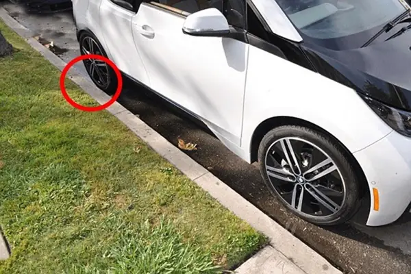 Đỗ Xe Áp Sát Vỉa Hè Có Thể Gây Hư Hại Nặng Cho Lốp