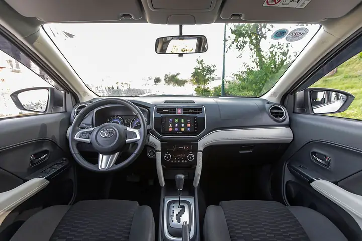 Nội Thất Thực Dụng Và Thoải Mái Của Toyota Rush