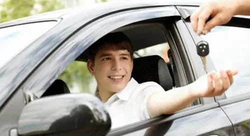 Học Lái Xe Ô Tô Bằng Quốc Tế: Hướng Dẫn Toàn Tập Từ A-z