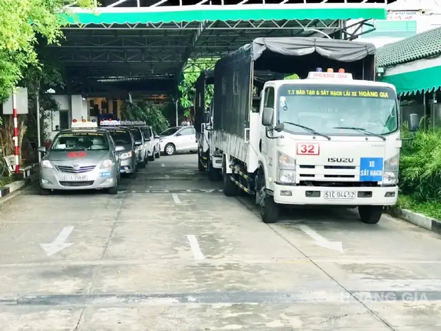 Học Lái Xe Ô Tô Hoàng Gia: Kinh Nghiệm Từ A Đến Z Cho Người Mới Bắt Đầu