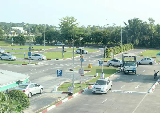 Học Lái Xe Ô Tô Hoàng Gia: Kinh Nghiệm Từ A Đến Z Cho Người Mới Bắt Đầu