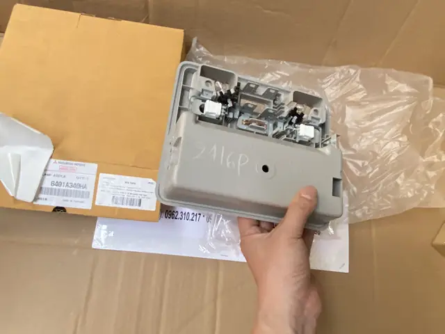 Hộp Đựng Kính Liền Đèn Trần Xe Mitsubishi Triton